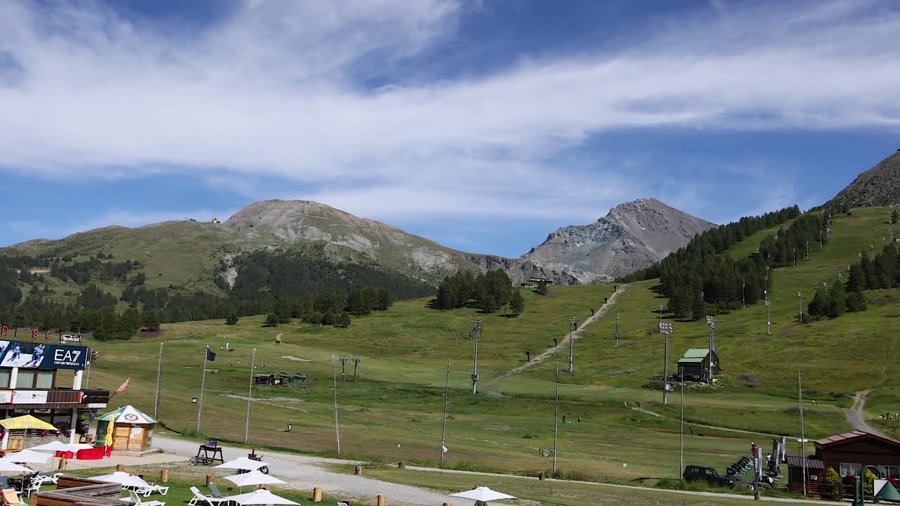 vista panorámica de las montañas y campos en piamonte