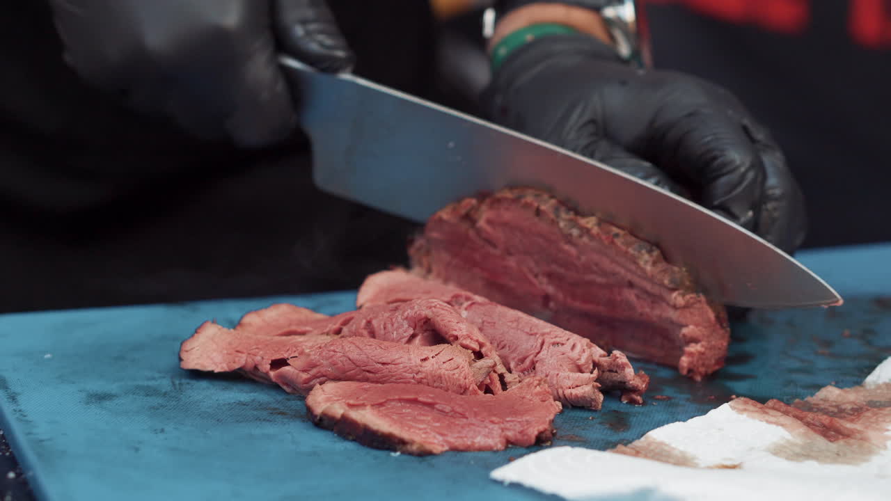 그릴 된 고기를 잘라내는 것