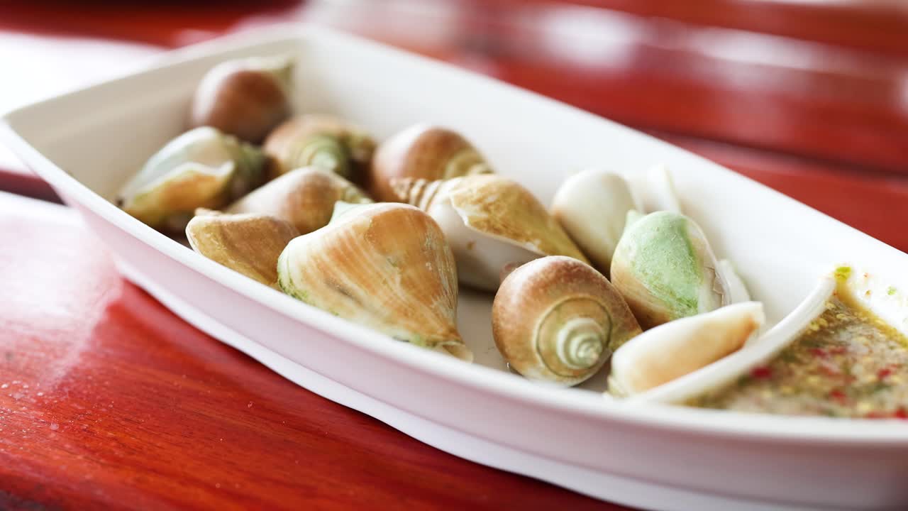 태국에서 디핑 소스와 함께 해산물 접시