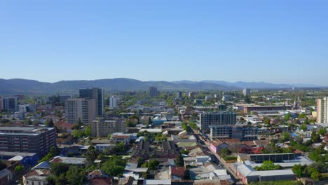 Drone-Shot-Travel-Left,-Ciudad-De-Talca-Maule-Septima-Región-Chile-Mirando-Los-Edificios-En-El-Centro-De-La-Ciudad