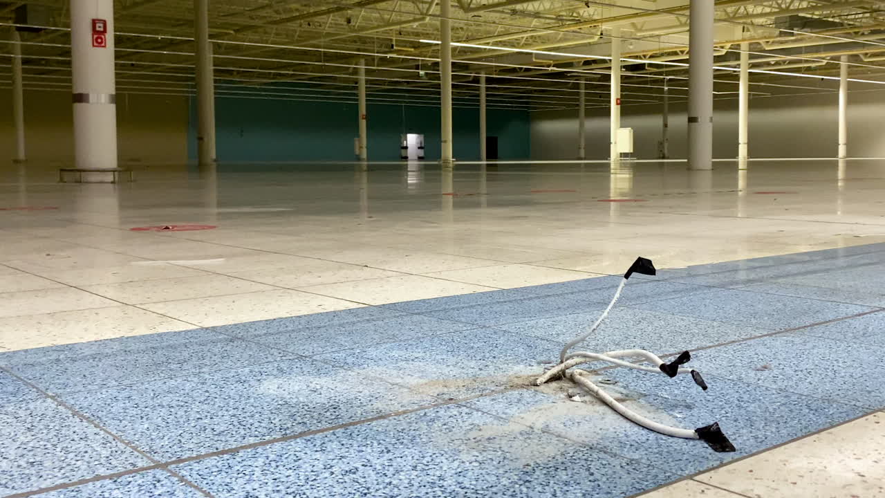 cables eléctricos desconectados en un estacionamiento vacío durante la pandemia del virus de la corona