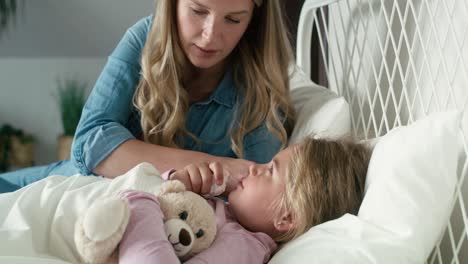 Madre-Cuidando-A-Su-Hija-Enferma-En-Casa.