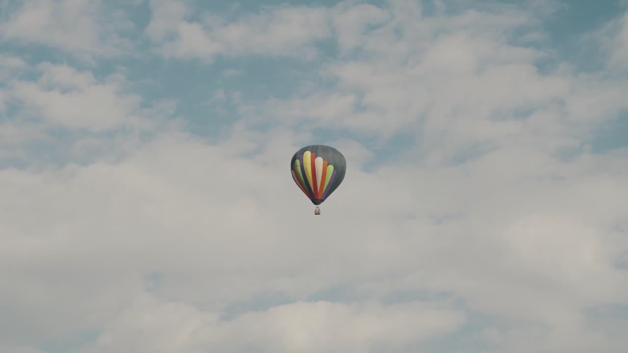 globo aerostático volando sobre teotihuacan, méxico - tiro de ángulo bajo