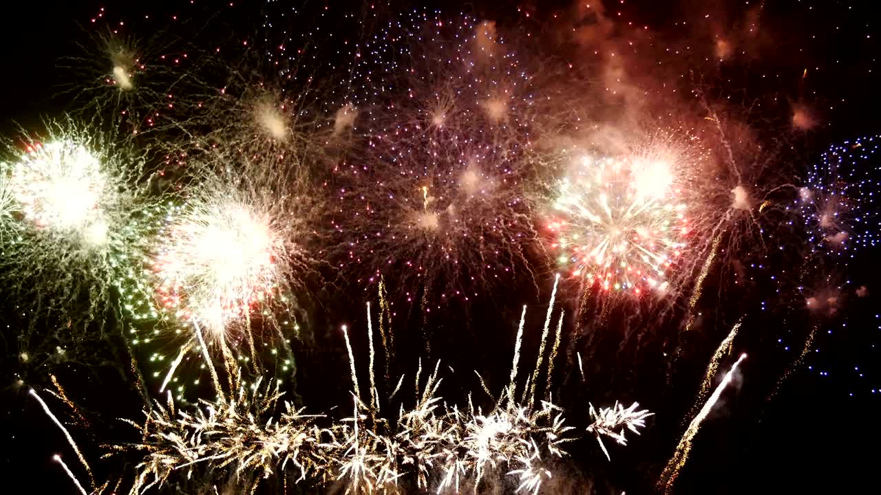 exhibición de fuegos artificiales en fondo negro