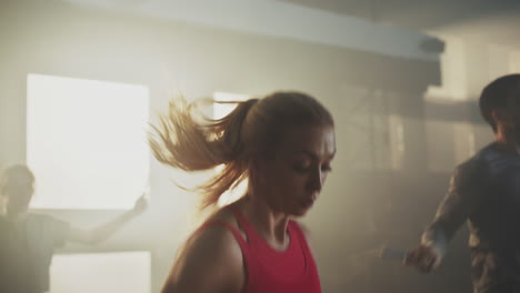 mujeres haciendo ejercicio en un gimnasio