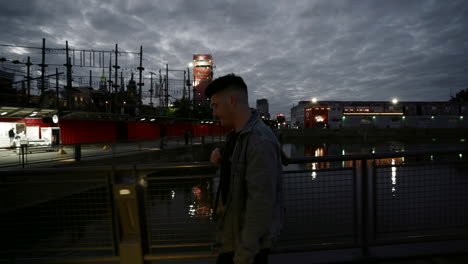 Hombre-Caminando-Por-Un-Puente-En-Una-Zona-Portuaria-En-Montreal-Quebec-Canadá-Por-La-Noche---Toma-Panorámica