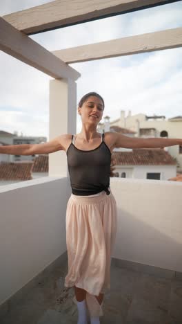 bailarina de ballet en un techo