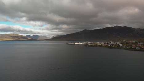 Luftaufnahmen,-Die-Die-Kleine-Stadt-Grundarfjördur-In-Island,-Ganz-In-Der-Nähe-Des-Berges-Kirkjufell,-Zeigen-2