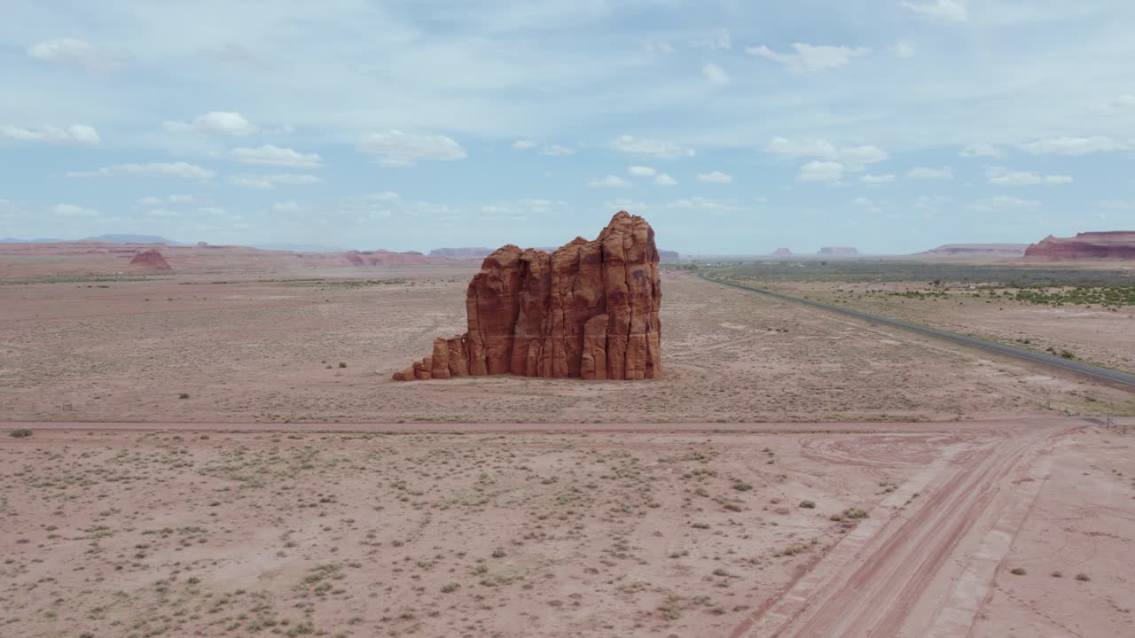 주황색 큰 사암 암석과 사막의 조감도