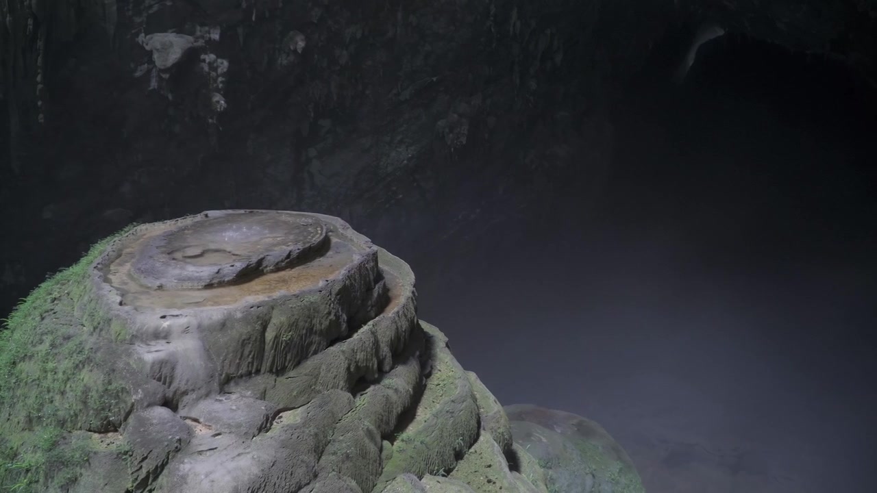 Son Doong'un ikonik oluşumunu ve içerideki karanlık mağarayı göstermek için kameranın soldan sağa kaydırılması.