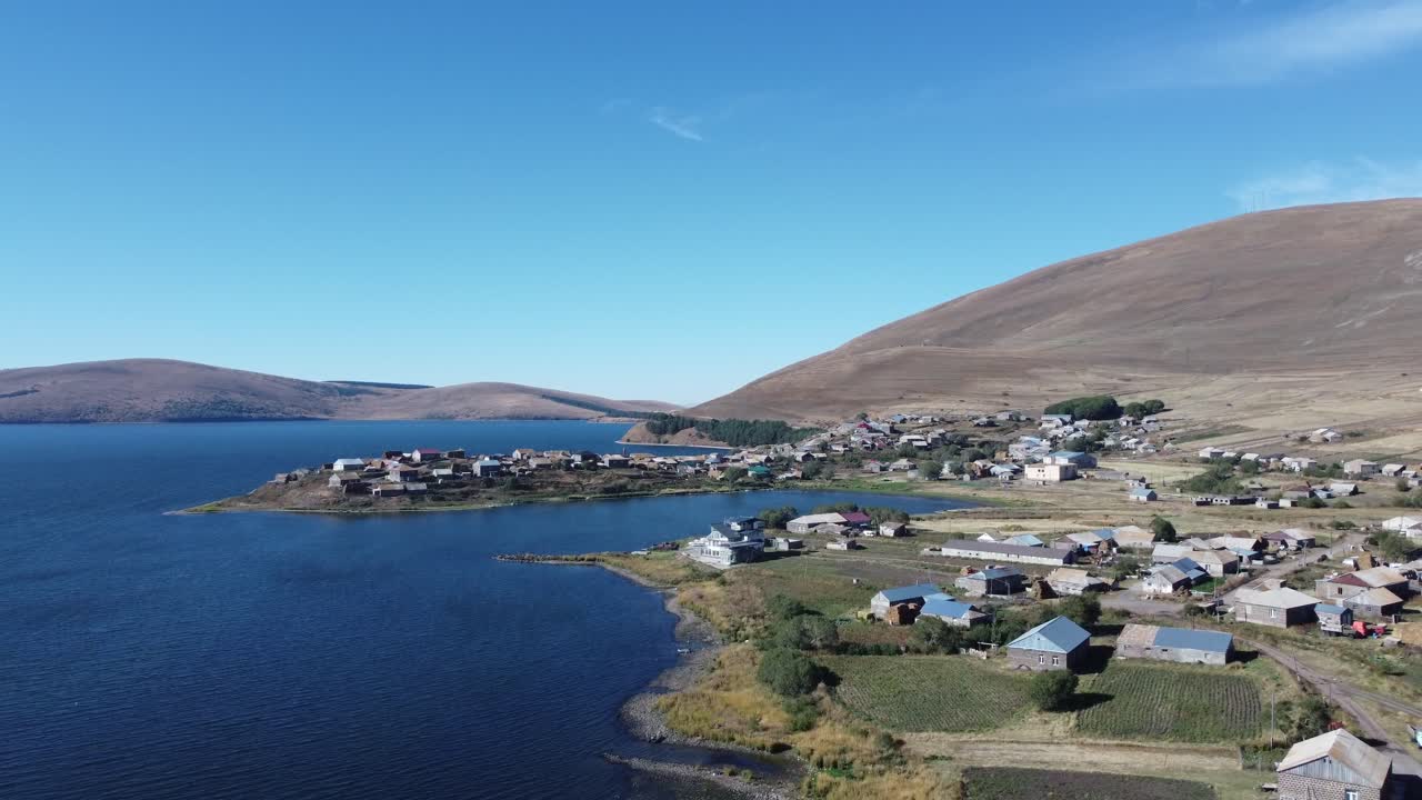 samtskhe-javakheti 지역에서 가장 아름다운 마을 중 하나인 tabatskuri 마을을 발견합니다.