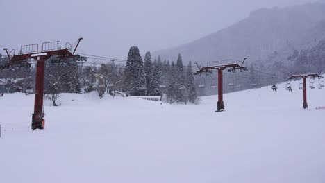 Telesilla-En-El-Campo-De-Esquí-En-El-Frío-Día-De-Invierno-Sin-Gente