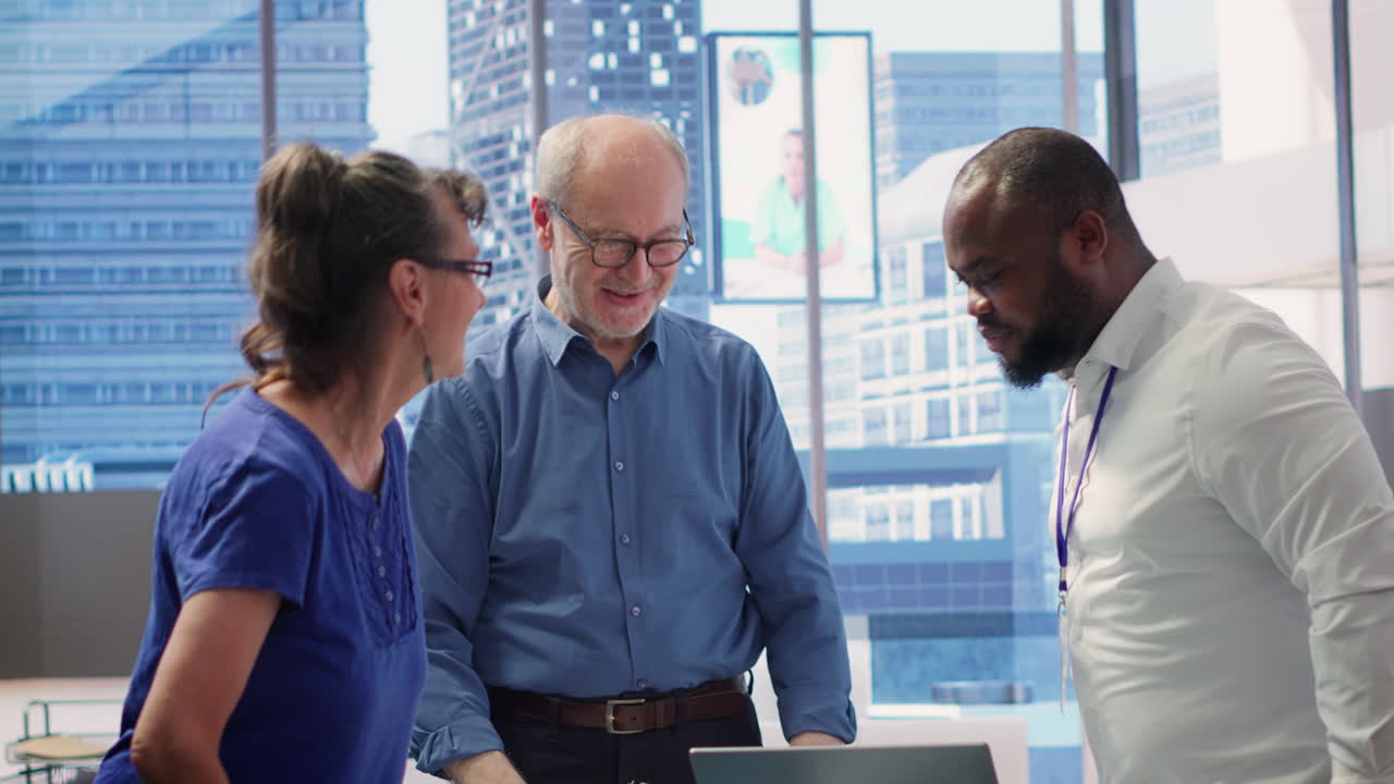 ciudadanos mayores saludando a un banquero para explorar varias opciones de planificación de la jubilación