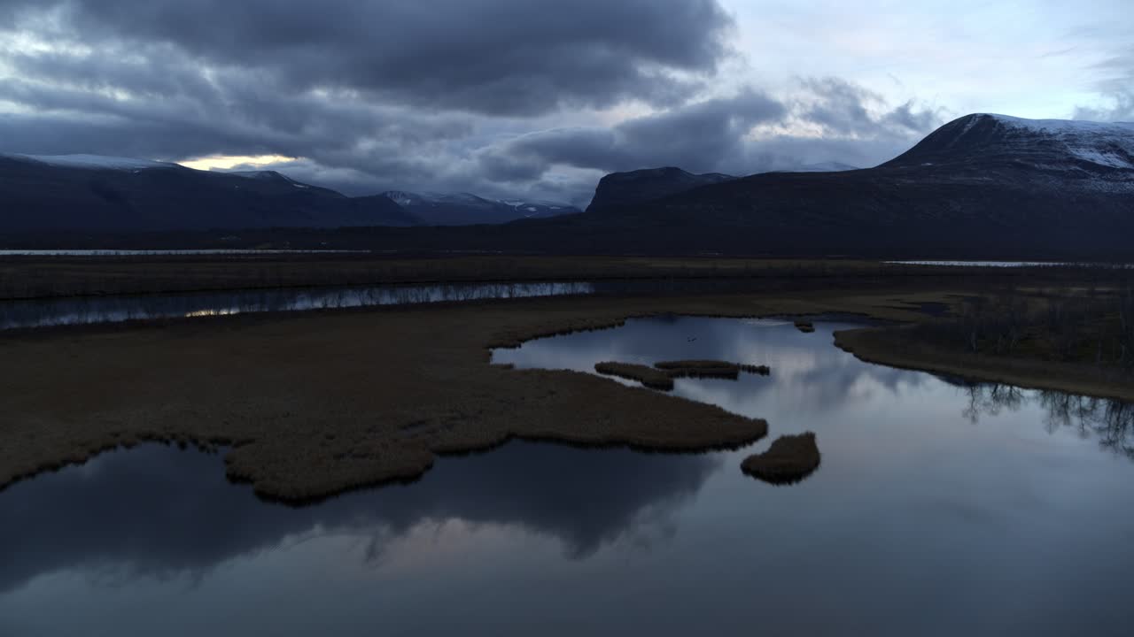 reflexiones de espejos a través de humedales cerca de kebnekaise en laplandia, suecia