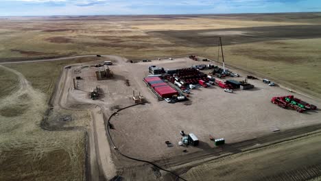Hochperspektivische-Umlaufbahn-Eines-Öl-Frack-Pads-Im-Osten-Colorados