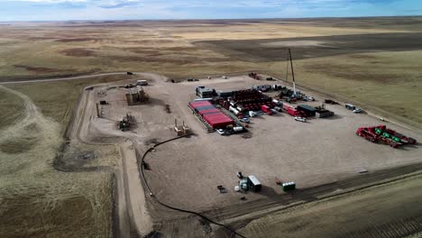 órbita de alta perspectiva de una plataforma de fracturación petrolera en el este de colorado