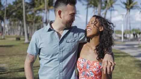 Pareja-Riendo-En-El-Parque-De-Verano