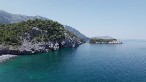 Antena-De-La-Isla-Evoia-Drone-Vuela-Sobre-El-Agua-De-Mar-Clara-Durante-Un-Día-Soleado-De-Verano-En-La-Europa-Griega