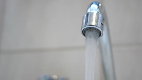 cerrar un grifo con agua corriente