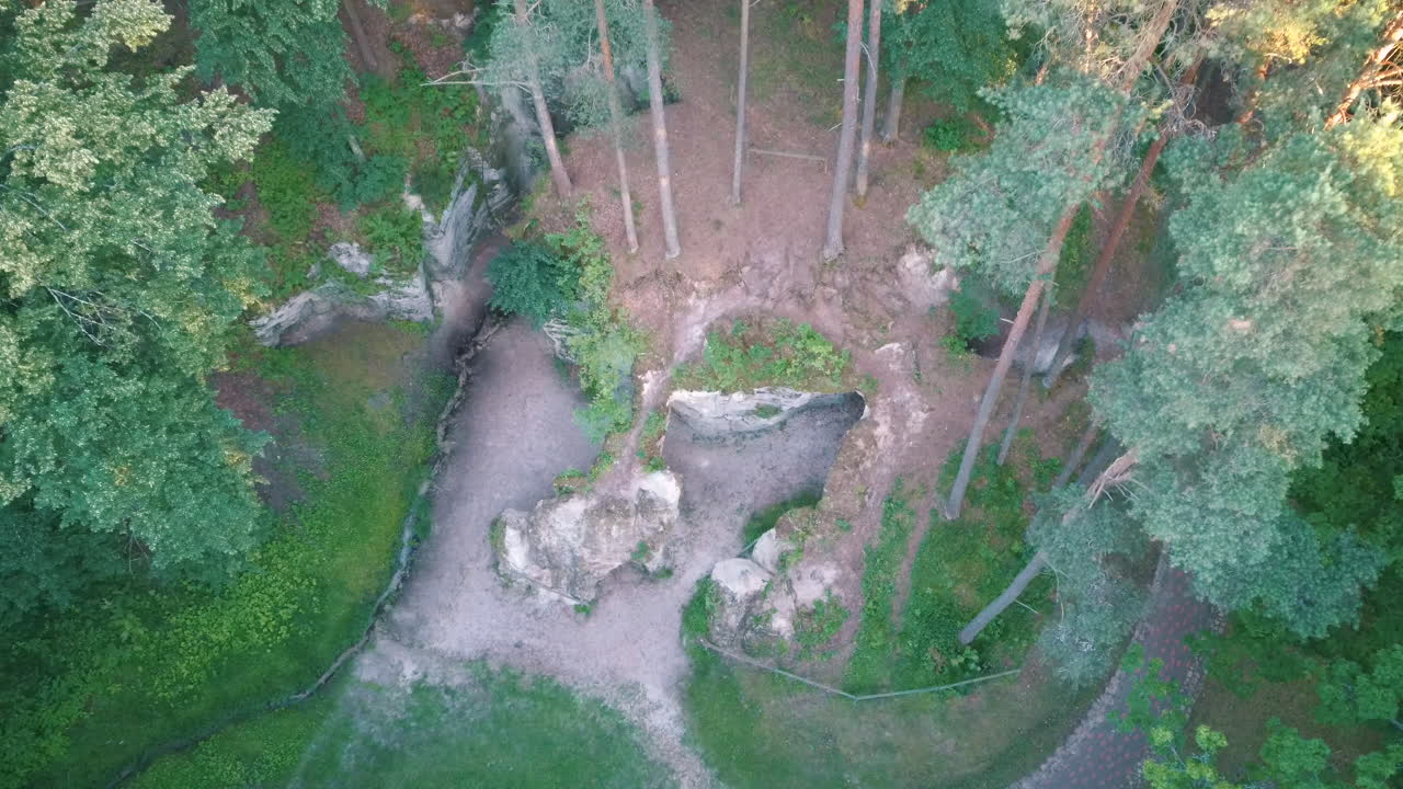 печь дьявола или большой эллит природный геологический памятник, расположенный в национальном парке гауя в лоде за цесисом в латвии