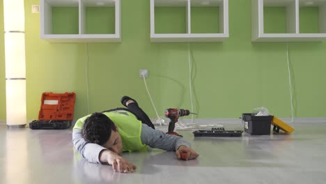 el joven, que no toma precauciones de seguridad ocupacional, se desmaya, recibe una descarga eléctrica y tiene un accidente de trabajo.