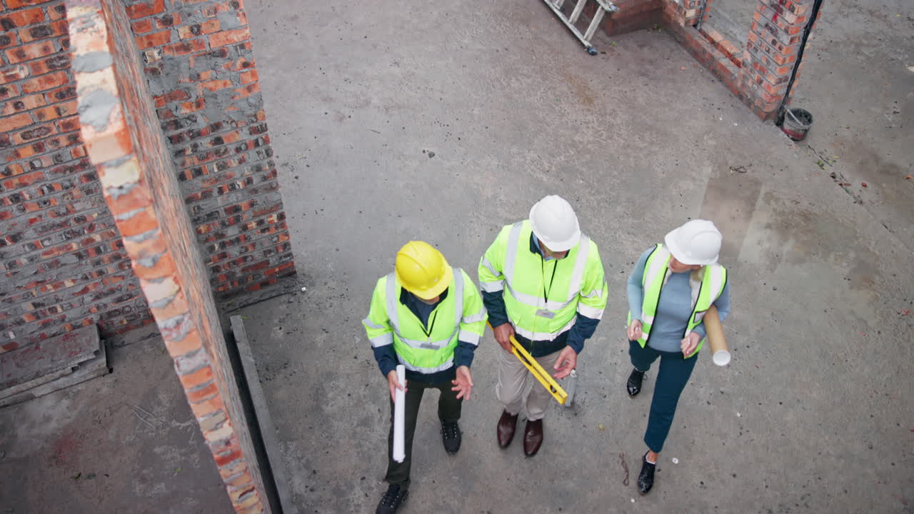 trabajadores de la construcción inspeccionando un sitio de construcción