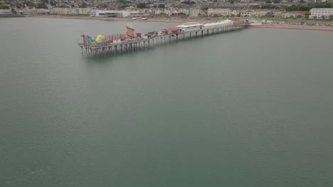 Muelle-De-Paignton-Desde-El-Mar-Vuelo-Hacia-El-Muelle