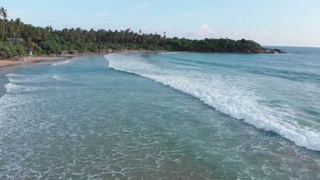 Drone-Volando-Bajo-Sobre-Olas-En-La-Playa-De-Hiriketiya-En-Sri-Lanka