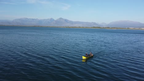 Drohnenaufnahme-Eines-Bootes-Auf-Dem-Meer