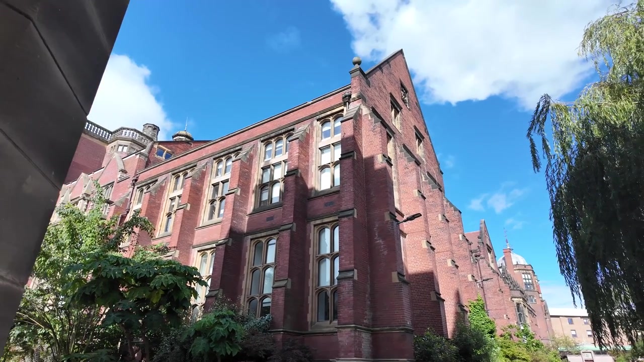 Nahaufnahme eines historischen Steinbogens am Armstrong-Gebäude, Universität Newcastle