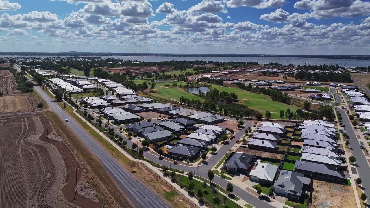 comunidad en crecimiento en un nuevo complejo de viviendas por el brillante lago mulwala en yarrawonga