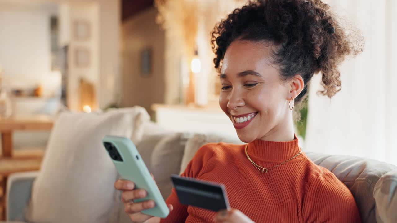 mujer de compras en línea en casa