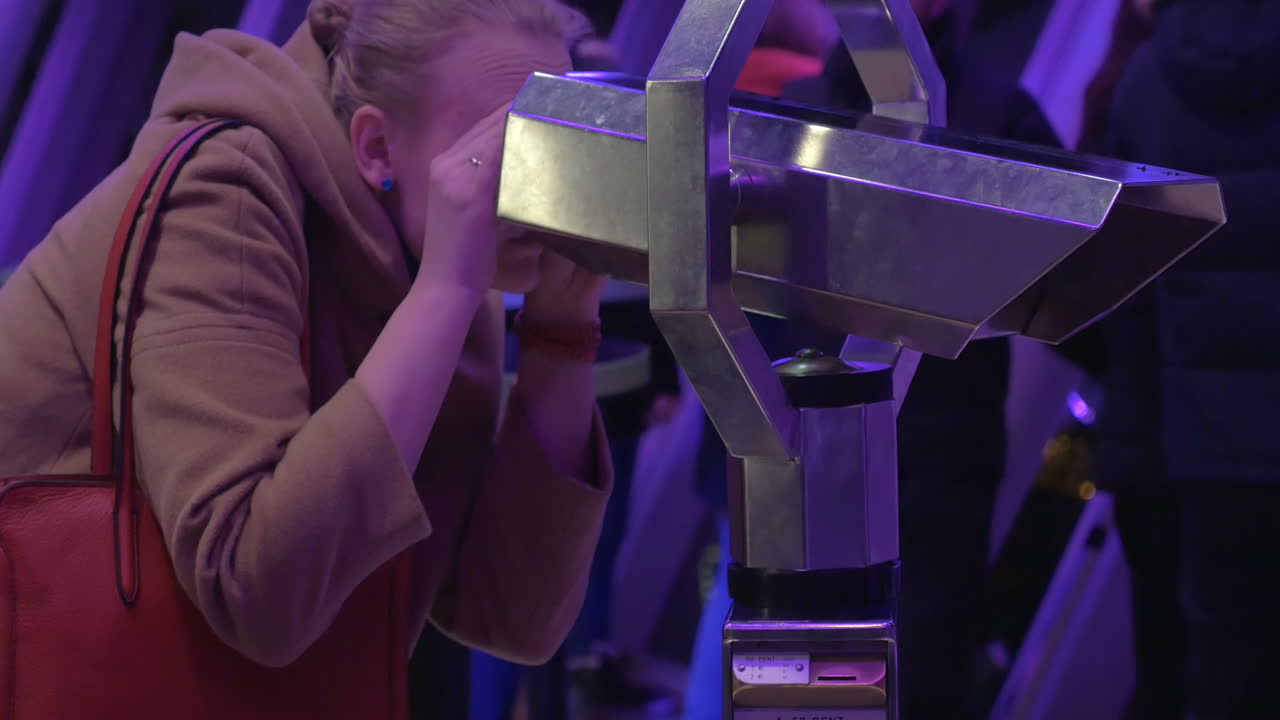 관광 을 하기 위해 안경 을 사용 하는 여자