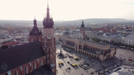 Luftumlaufbahn,-Krakauer-Mittelalterlicher-Marktplatz,-Blick-Auf-Den-Sonnenuntergang-In-Der-Goldenen-Stunde