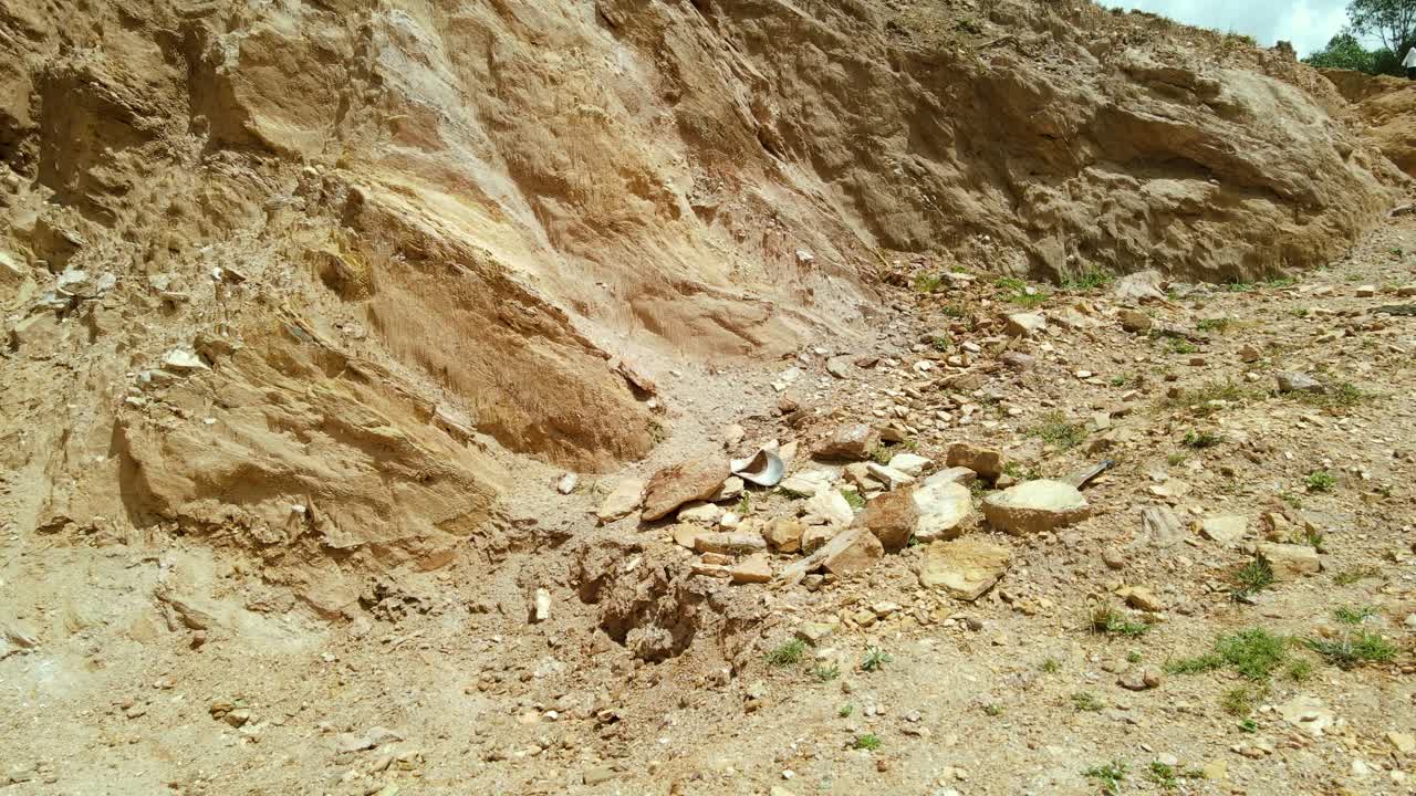 케냐 아프리카의 전통적인 농촌 공동체인 카펜구리아 부족 마을에 있는 바쁜 지역 시장의 드론 비행