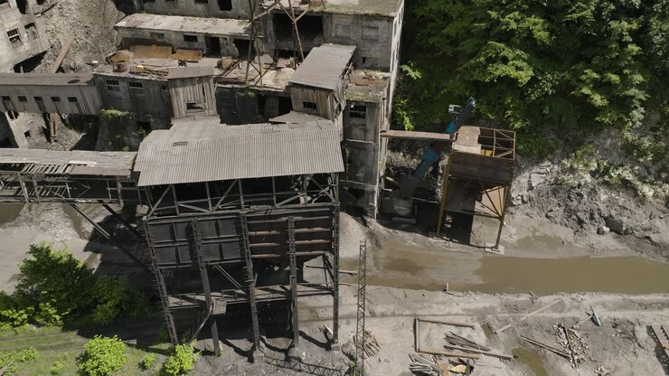 Impianto minerario di manganese abbandonato e desolato a Chiatura, Georgia.