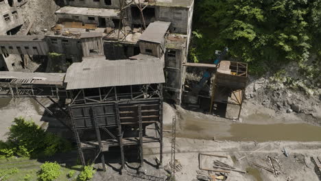 planta minera de manganeso abandonada y desolada en chiatura, georgia