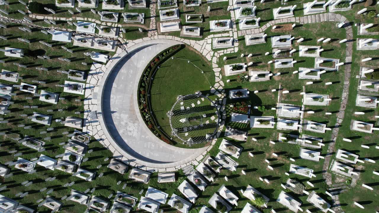 알리야 무덤 기념비