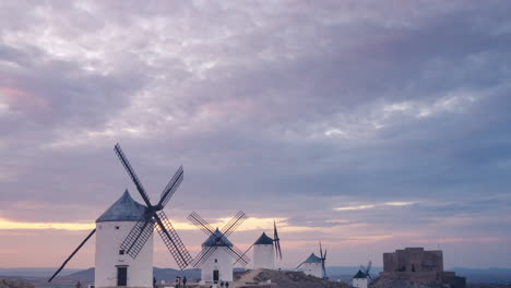 Windmühlen-In-Consuegra,-Kastilien-La-Mancha-Während-Des-Sonnenuntergangs