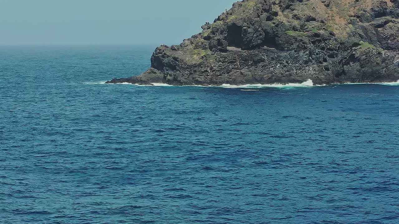 Onde che si infrangono contro le rocce sulla costa di Tenerife, in Spagna