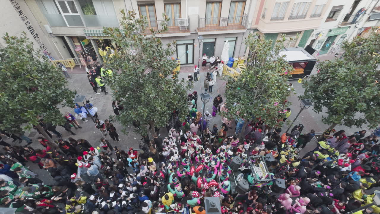 Vista dall'alto di una folla festosa che celebra in una strada cittadina