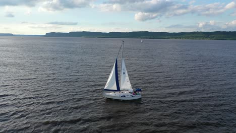velero en un río