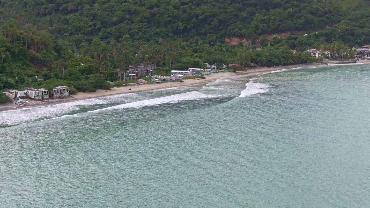 bonita vista de la playa de arena blanca, olas rompiendo lentamente a la orilla del mar en puerto galera, filipinas