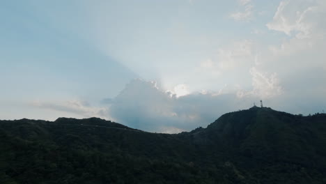 푸른 산맥 위에서 춤추는 구름