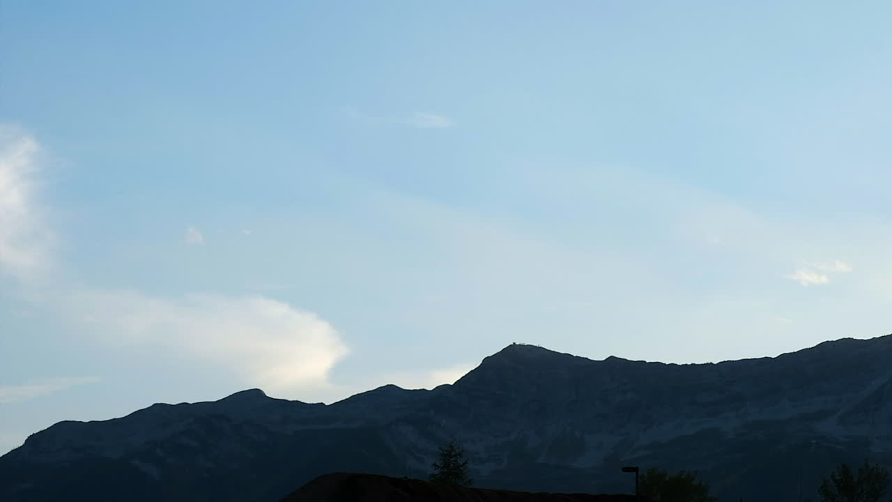 젊은 여성 dirt jump bmx 사이클리스트는 하늘에서 실루 ⁇  바 스핀을합니다