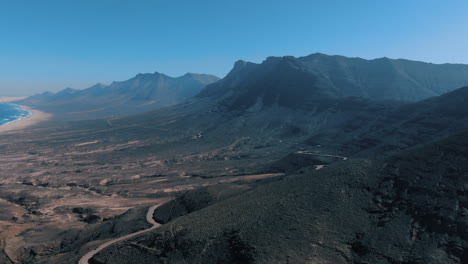vista aérea de la playa de cofete, fuerteventura: vista aérea viajando sobre las grandes montañas y la hermosa playa