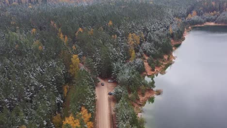 La-Paleta-De-La-Naturaleza:-Un-Tranquilo-Viaje-Por-Carretera-A-Través-De-Un-Lago-Adornado-Con-Nieve-Y-Un-Bosque-Otoñal-Con-Vibraciones-Cambiantes