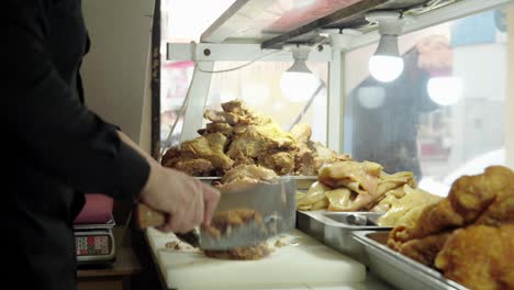 el mercado tradicional mexicano taquero tacos estilo carne michoacan carnitas preparación taquero corte chop corte cuchillo hacha chicharron cataskan castakan taco