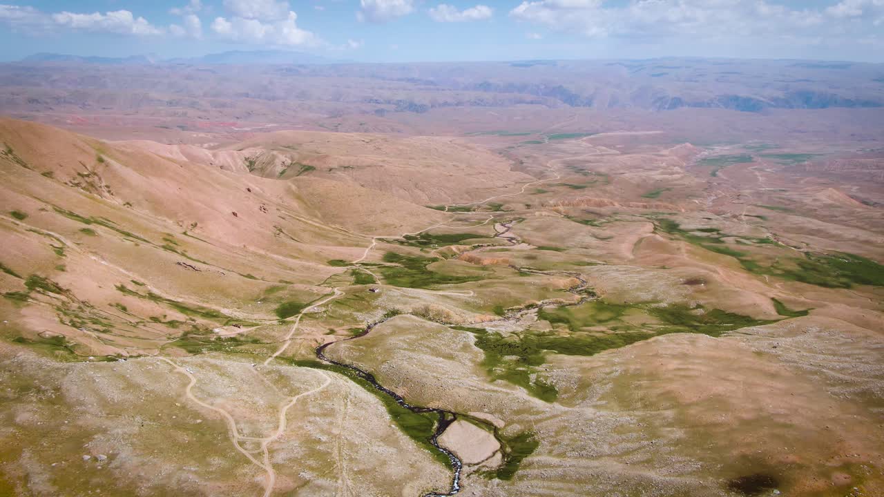 vista de pájaro de la ruta de senderismo en el valle de la montaña durante el día en uzbekistán