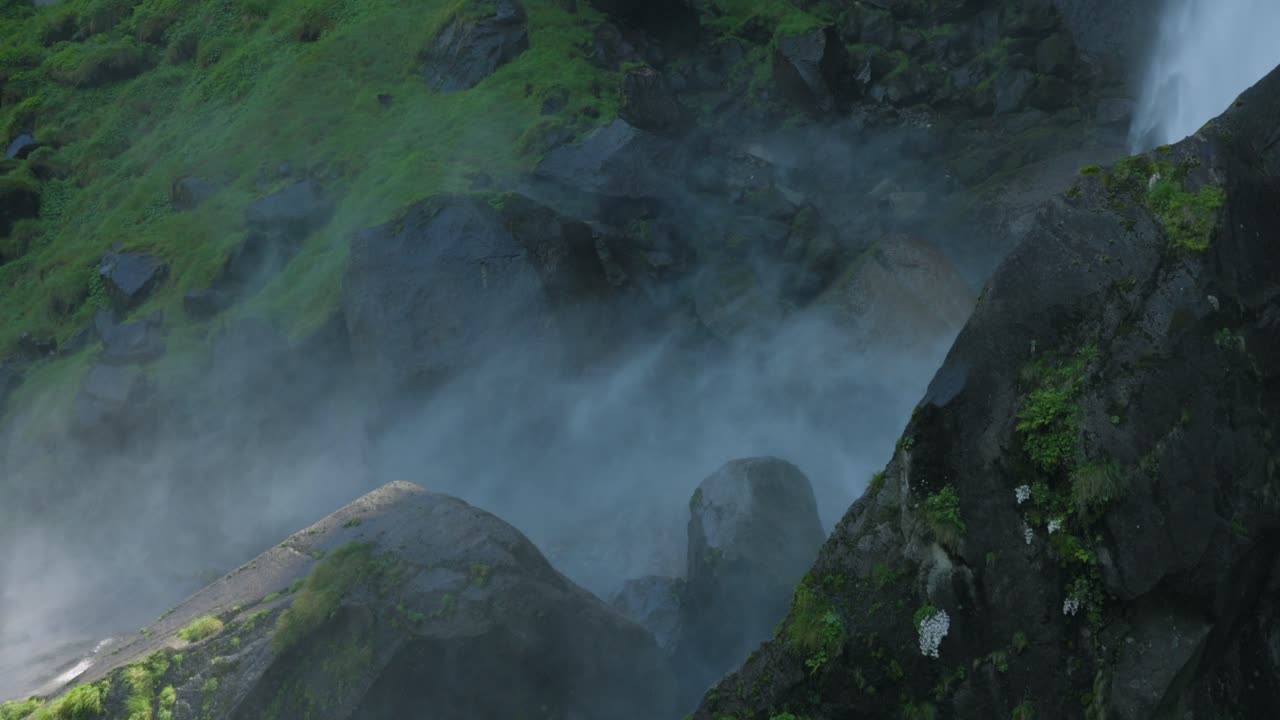 agua de niebla en las rocas musgosas de la cascada de foroglio en ticino, suiza